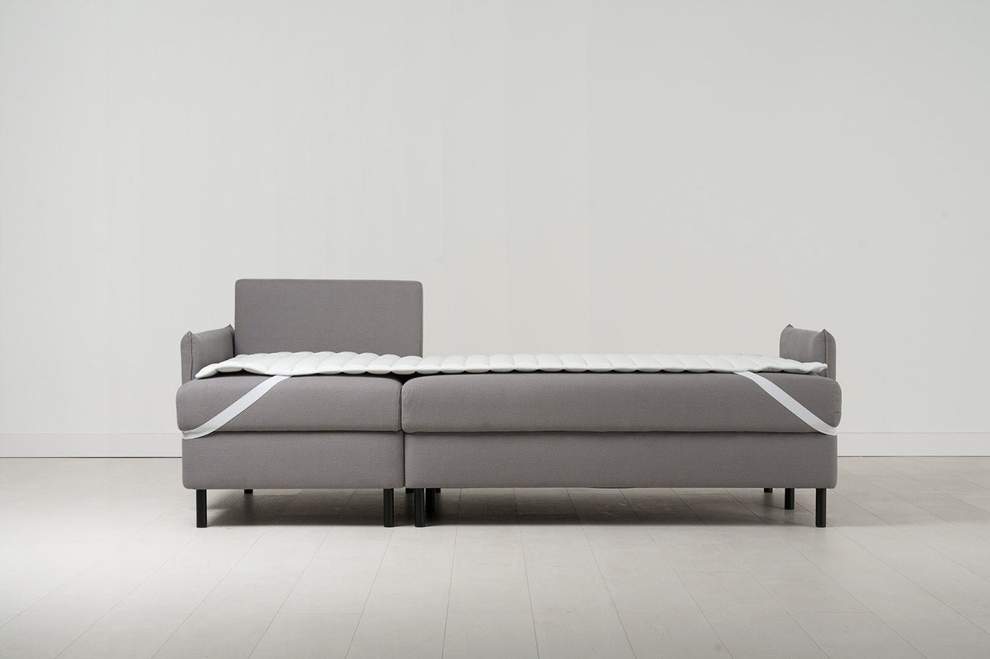 Dreisitzer-Sofa Model 12 mit Chaiselongue links