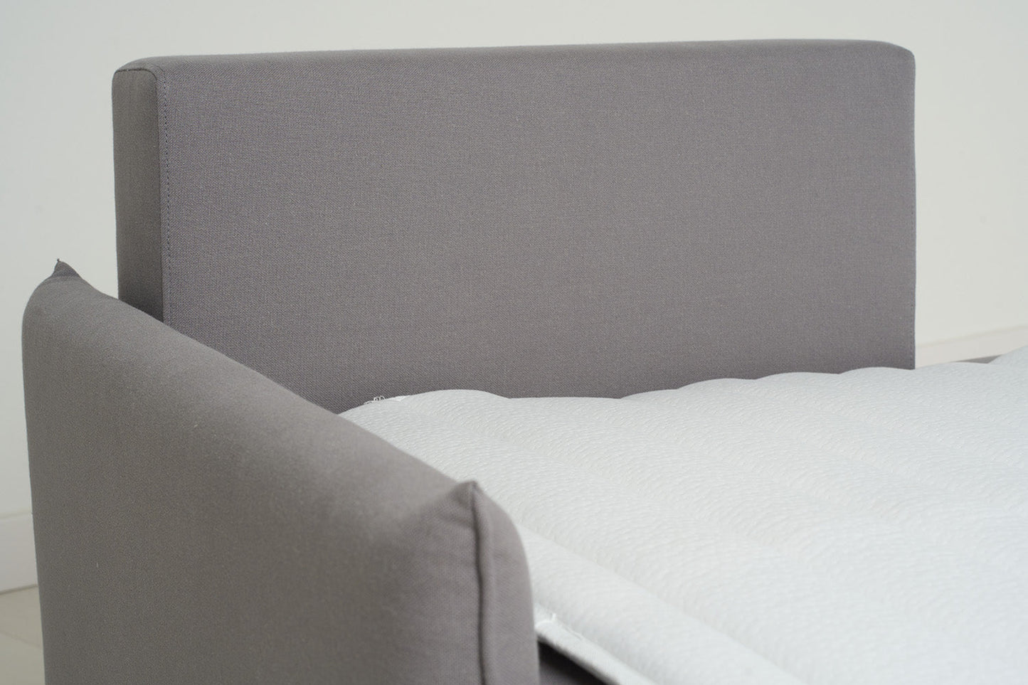 Dreisitzer-Sofa Model 12 mit Chaiselongue links